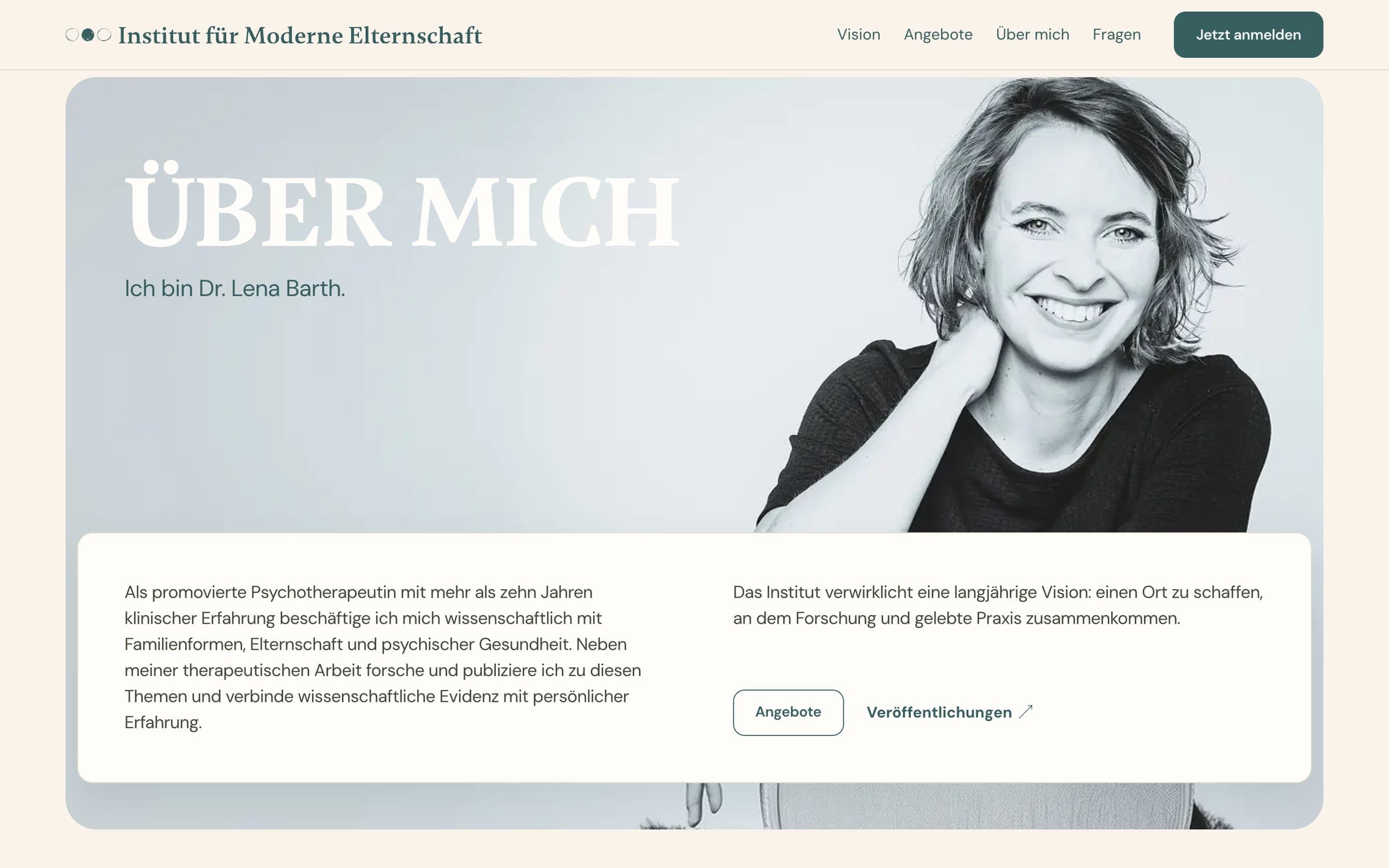 Abschnitt „Über mich“: Porträt von Dr. Lena Barth, davor eine helle Karte mit Kurzvita und zwei Verweisen